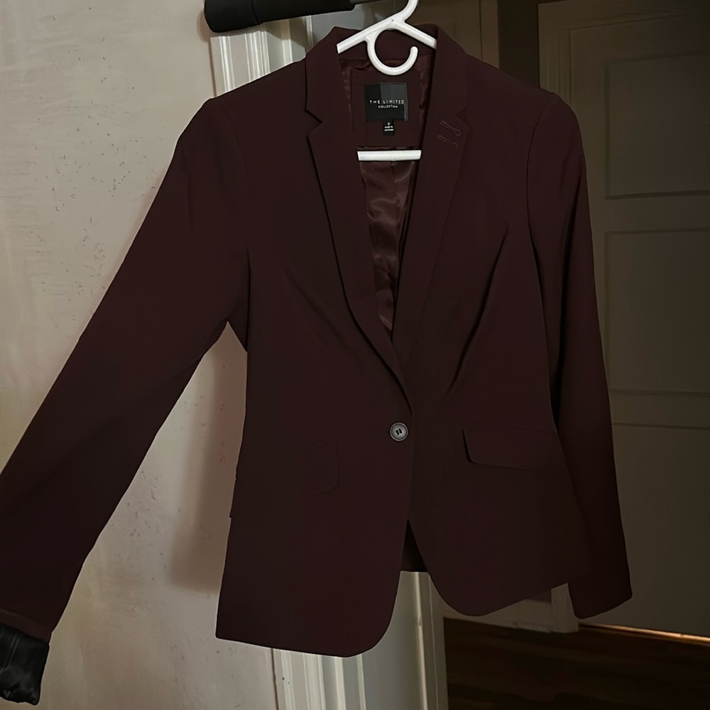 Fitted burgundy blazer